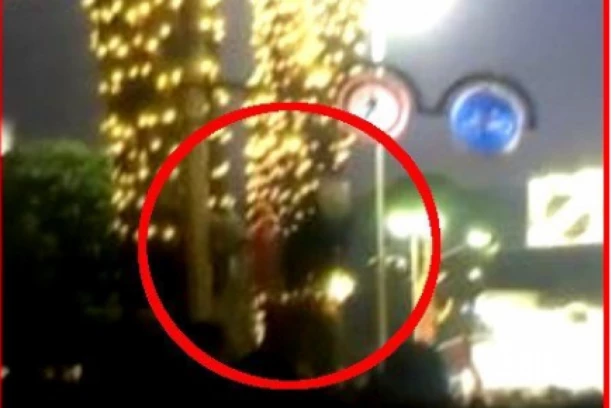 MADNESS IN TIRANA DUE TO THE ARRIVAL OF VUČIĆ! A child fell from a flagpole while tearing up the SERBIAN FLAG! (PHOTO / VIDEO)