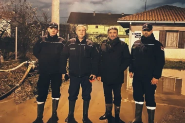 Predsednik opštine Palilula sa vatrogascima istakao vodu iz poplavljenog naselja