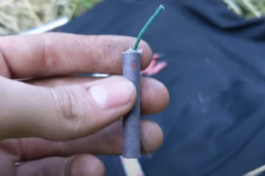 JEZIV ČELENDŽ MEĐU DECOM: Takmiče se ko će duže da drži upaljenu petardu u ruci - posledice su pogubne!