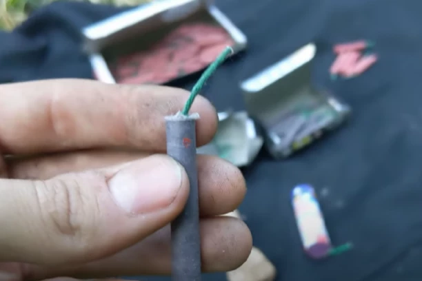 UŽASAN SNIMAK IZ ŠAPCA! Deca monstrumi gađaju pse petardama! (VIDEO)