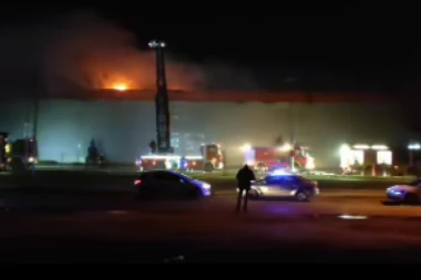 GORI HIPERMARKET U NOVOM SADU: Vatrena buktinja zahvatila veliki objekat, veliki broj vatrogasaca na terenu