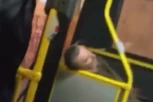 U ŠTA SMO SE TO PRETVORILI? Čoveka vrata od autobusa udaraju u glavu a ONA puca od smeha: Užasna scena iz gradskog prevoza (VIDEO)