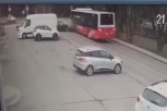 POGLEDAJTE SNIMAK STRAHOVITE SAOBRAĆAJNE NESREĆE NA STAROM SAJMIŠTU! U sudaru autobusa i automobila jedna osoba teško povređena! (VIDEO)