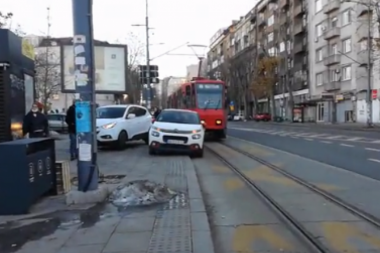 BAHATOST NEMA GRANICA: Vozač automobila napravio karambol u Cara Dušana (VIDEO)