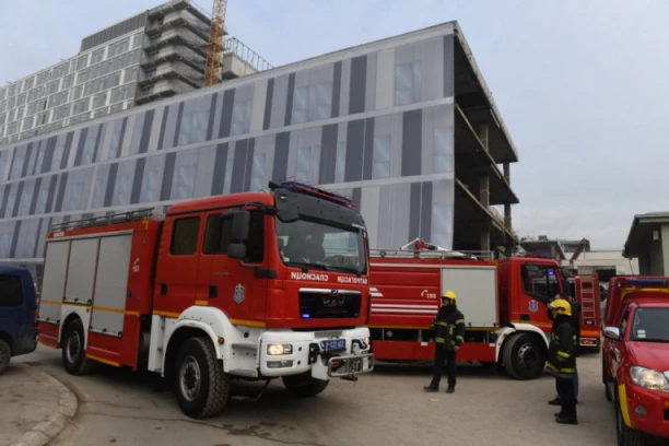 NOVI SNIMCI I FOTOGRAFIJE POŽARA U KLINIČKOM CENTRU: Plamena stihija se razbuktala dva metra ispod zemlje!