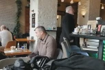 DA LI SU GA ČASTILI, ILI JE PLATIO IZ SVOG DŽEPA?! Uhvatili smo doktora Nestorovića u poznatom kafiću, VAŽNOM POSLU PRETHODIO JE USTALJENI RITUAL! (VIDEO)