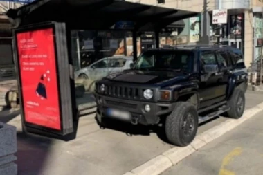 ZAKUCAO SE DŽIPOM U AUTOBUSKO STAJALIŠTE, TROJE POVREDiO PA POBEGAO! Predao se vozač koji je izazvao tešku nesreću u Ruzveltovoj!