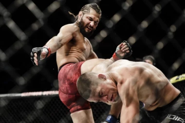 OVO JE ZA ZATVOR: Pogledajte kako je bivši UFC šampion Horhe Masvidal brutalno šutnuo obožavaoca! (VIDEO)