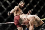OVO JE ZA ZATVOR: Pogledajte kako je bivši UFC šampion Horhe Masvidal brutalno šutnuo obožavaoca! (VIDEO)