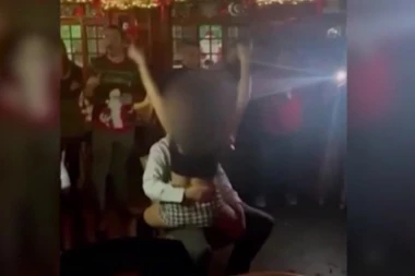 RASKALAŠNA POLICAJKA PLESALA ŠEFU U KRILU: Skandal na proslavi u kafani (VIDEO)
