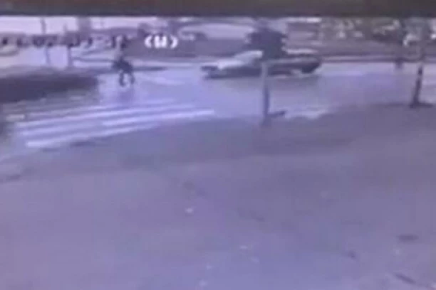 UŽAS U ŠAPCU! Automobil pod punim gasom pregazio čoveka na pešačkom prelazu (VIDEO)