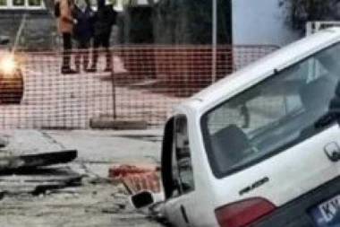 ASFALT PROGUTAO AUTOMOBIL U KRALJEVU! Pogledajte kako nesrećni vlasnik lopatom pokušava da otkopa vozilo! (FOTO)