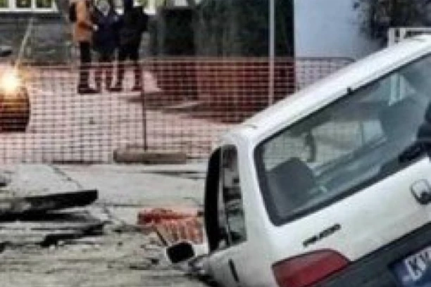 ASFALT PROGUTAO AUTOMOBIL U KRALJEVU! Pogledajte kako nesrećni vlasnik lopatom pokušava da otkopa vozilo! (FOTO)