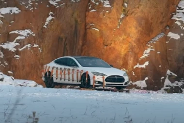 VLASNIK TESLE ODLEPIO! Digao svoj električni automobil u vazduh - opasao ga sa 30 kilograma dinamita