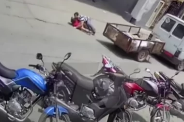 HEROJ DANA! Devojčica bila na SEKUNDU OD SMRTI, a onda se pojavio ON i ZADIVIO ceo svet (VIDEO)