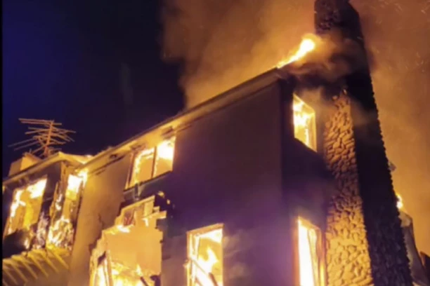 STRAVA I UŽAS U MOSTARU - DOK JE TRAJALA BOŽIĆNA MISA U KATEDRALI DVE ŽENE GORELE NEKOLIKO METARA DALJE! Vatrogasci su stigli, ali kasno, nije im bilo spasa!