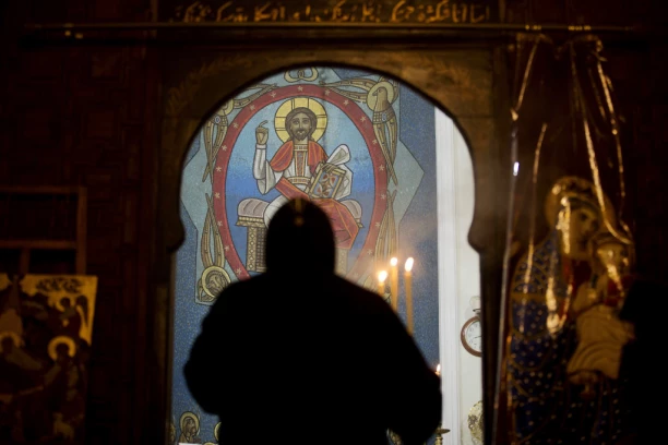 PIPKAO DEVOJČICU POSLE LITURGIJE! Podignuta optužnica protiv sveštenika iz Bele Crkve!