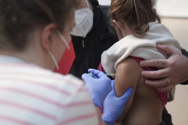 DRAMA U SALCBURGU: Deci pomešali vakcine, primili POGREŠNU dozu!