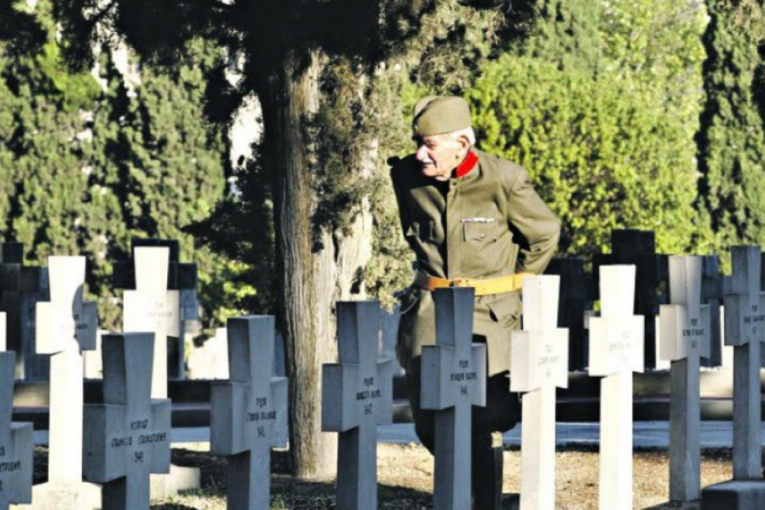 TAMO DALEKO SE ORILO SOLUNOM: Srbi zapevali ispod prozora čuvenog čuvaru srpskog groblja (VIDEO)
