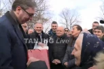 VUČIĆ DOBIO POSEBAN POKLON OD MEŠTANA SENIŠTA: Pogledajte kakav dar su spremili za predsednika (FOTO)