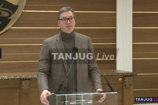 HLADAN TUŠ ZA ĐILASA! Novinar N1 javno pohvalio predsednika Vučića u Sjenici: Svaka Vam čast!