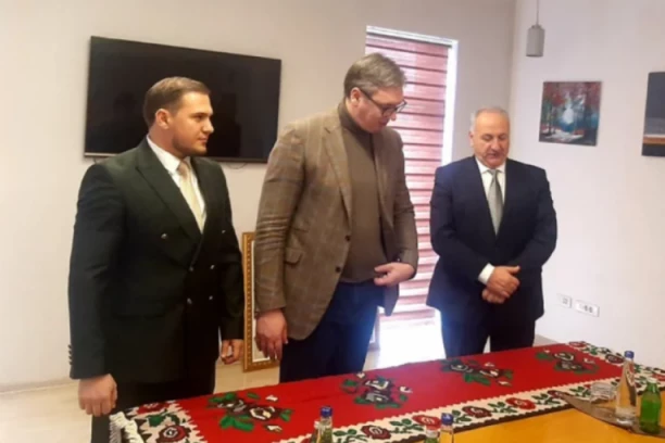 SJENIČANI IZNENADILI PREDSEDNIKA VUČIĆA PRELEPIM POKLONIMA! (FOTO)