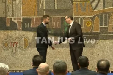 VUČIĆ URUČIO UGOVORE O ZAPOSLENJU NAJBOLJIM DIPLOMCIMA: Želim vam svu sreću i da se borite kao što ste i do sada. (VIDEO)
