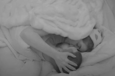 PREPUSTILI SE STRASTIMA! Nakon svađe i suza, završili POD JORGANOM, celu noć razmenjivali nežnosti, a ujutru nastavili! (VIDEO)