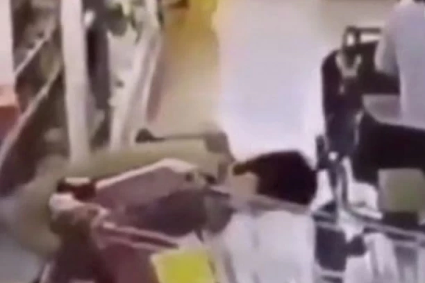 ZADIGLA SUKNJU I OLAKŠALA SE NA MLEČNIM PROIZVODIMA: Incident u poznatom supermarketu (VIDEO)