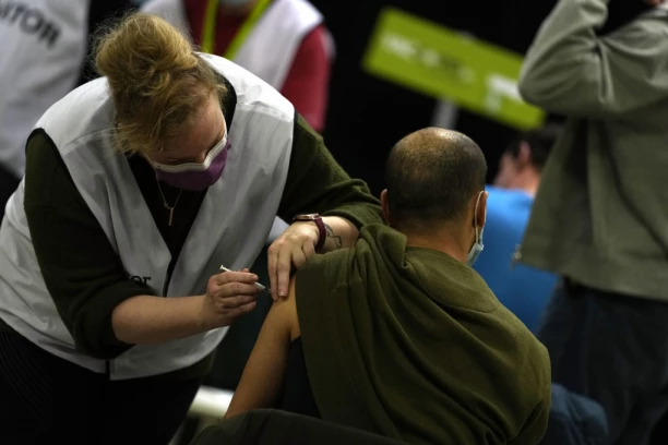 PRIMAĆEMO TRI DOZE VAKCINE GODIŠNJE? Novo istraživanje donelo neverovatne rezultate