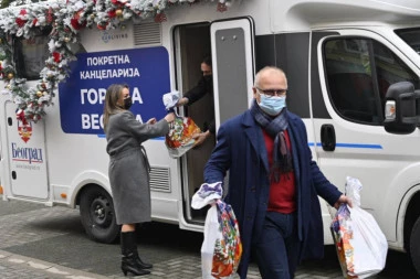 VESIĆ I STANISAVLJEVIĆ PODELILI PAKETIĆE: Pokloni obradovali mališane iz socijalnih ustanova (FOTO)