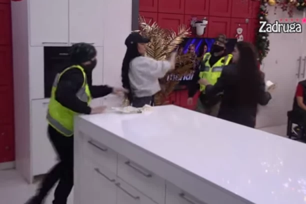 TARA SIMOV IZGORELA OD BESA, PA NAPALA ANĐELU: Ne spominji mi KOSU, RAZBIĆU ti GLAVU! (VIDEO)