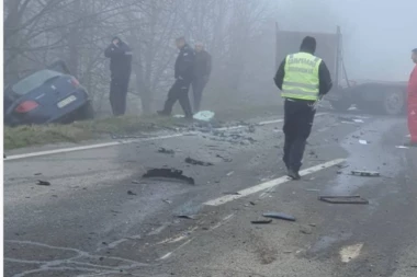 HOROR SUDAR AUTOMOBILA I KAMIONA U KOVAČICI: Poginuo vozač