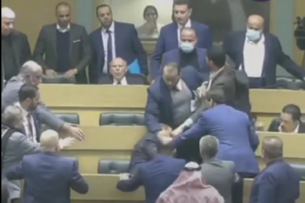 SEVALE PESNICE U PARLAMENTU: Poslanici se potukli tokom debate o reformi ustava, sednica PREKINUTA! (VIDEO)