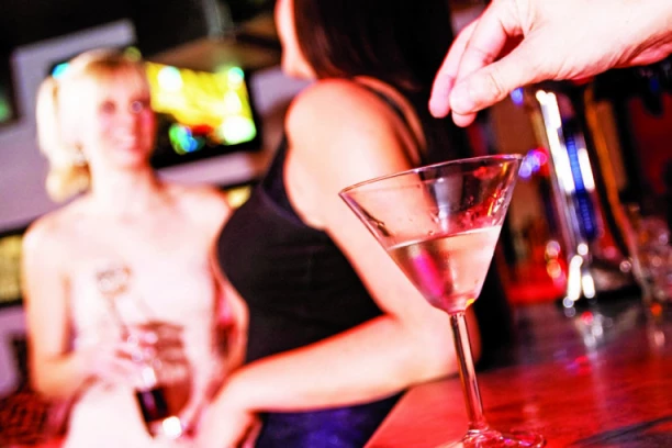 ČAČANKI SIPALI DROGU ZA SILOVANJE, POSLE 72 SATA POČELA DA SE PRISEĆA: Profesor objašnjava kako utiče na vas - Svesni ste ali...