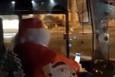 LJUDI SE ODUŠEVLJAVAJU KAD GA VIDE: Deda Mraz vozi autobus na liniji 491 (VIDEO)