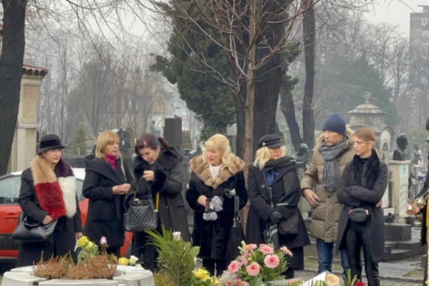 VAPAJ ĆERKI I SINA NA GROBLJU RAZARAJU SRCE: Najpotresnija scena na pomenu Merime Njegomir, VRISAK BOLA sastavio Milicu! (VIDEO)