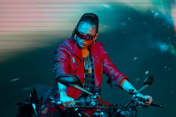 EMINA JAHOVIĆ OTPUŠTALA LJUDE JER JE POGLEDAJU POPREKO: Pevačica je bila poslodavac iz NOĆNE MORE!