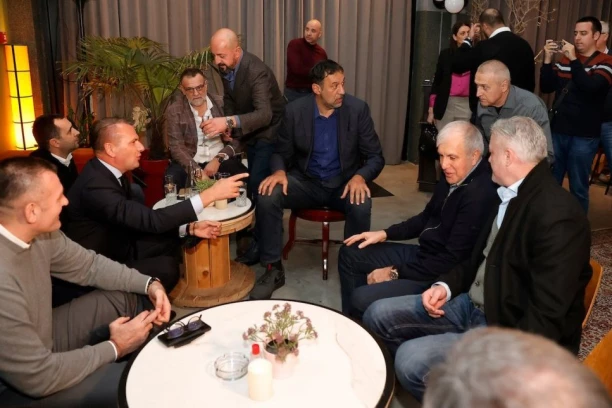 POTEKLA CRNO-BELI RAKIJA: Velika svečanost u prostorijama Partizana!