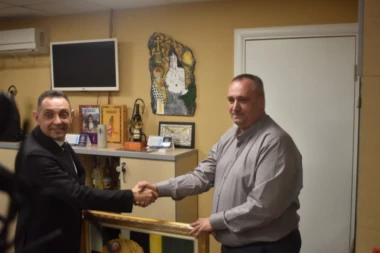 VULIN U NOVOGODIŠNJOJ POSETI SINDIKATU POLICIJE: Ministar čestitao predstojeće praznike