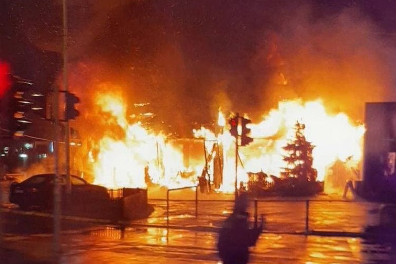 NAJMLAĐI POVREĐENI IMA SAMO 20 GODINA: Vatrogasci lokalizovali požar, restoran na Novom Beogradu potpuno izgoreo!