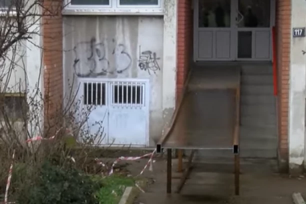 KOMŠIJE IZ PAKLA: U Boru otklanjanju rampu koja je postavljena za bolesnog dečaka jer STANARIMA SMETA!
