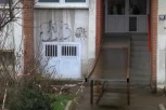 KOMŠIJE IZ PAKLA: U Boru otklanjanju rampu koja je postavljena za bolesnog dečaka jer STANARIMA SMETA!