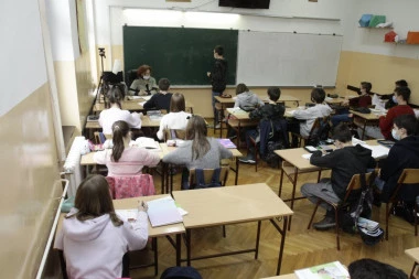 ŠKOLSKE KLUPE SVE PRAZNIJE, DVORIŠTA PUSTA: Smanjuje se broj učenika i ŠKOLA u Srbiji