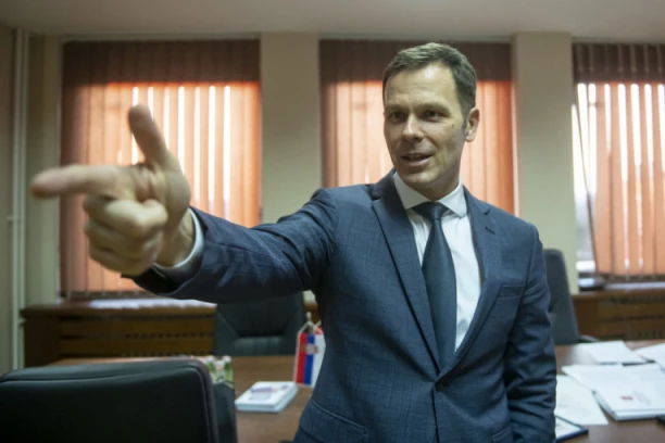 POZNAT TAČAN DATUM ISPLATE DRŽAVNE POMOĆI PENZIONERIMA I ZDRAVSTVENIM RADNICIMA! Oglasio se ministar Siniša Mali!