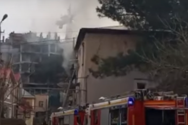 EKSPLODIRAO BOJLER U STANU! Povređene majka i beba, evakuisani stanari zgrade! (VIDEO)