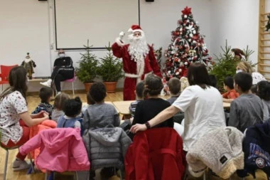 DECA IZ ZVEČANSKE DOBILA NOVOGODIŠNJE PAKETIĆE (FOTO)