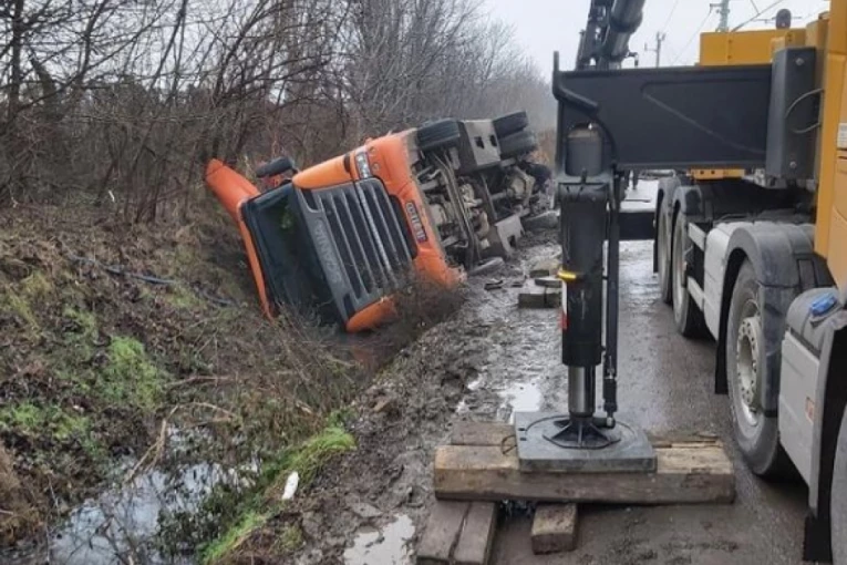 NESREĆA KOD STARE PAZOVE: Prevrnuo se šleper u kanal, vozač sa povredama prebačen u bolnicu (FOTO)