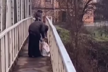 NEĆE NAS UNIŠTITI RIO TINTO, UNIŠTIĆEMO SE SAMI: Čovek uhvaćen kako sa mosta baca đubre u reku (VIDEO)