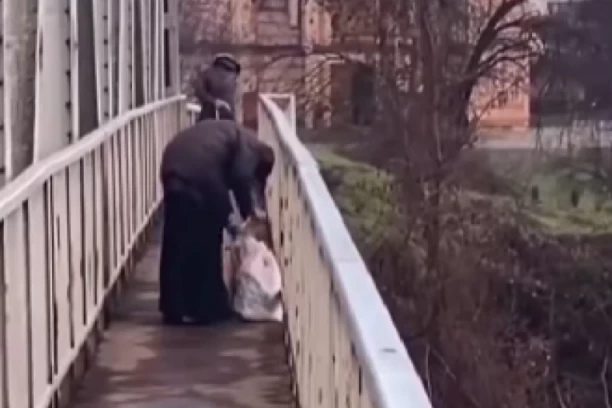 NEĆE NAS UNIŠTITI RIO TINTO, UNIŠTIĆEMO SE SAMI: Čovek uhvaćen kako sa mosta baca đubre u reku (VIDEO)